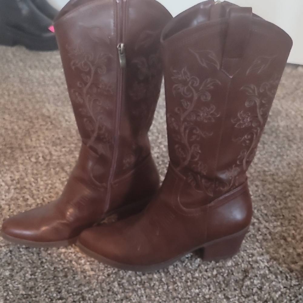 Brown Heeled Boots with Intricate Embroidery